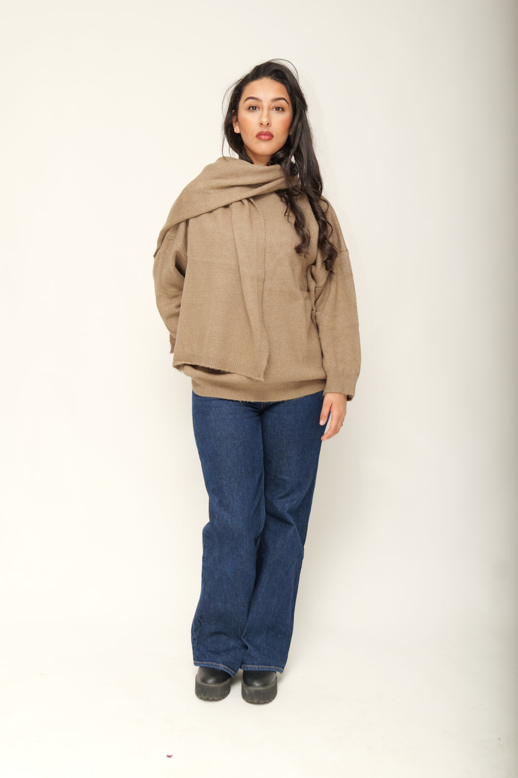 Pull en maille avec écharpe intégrée