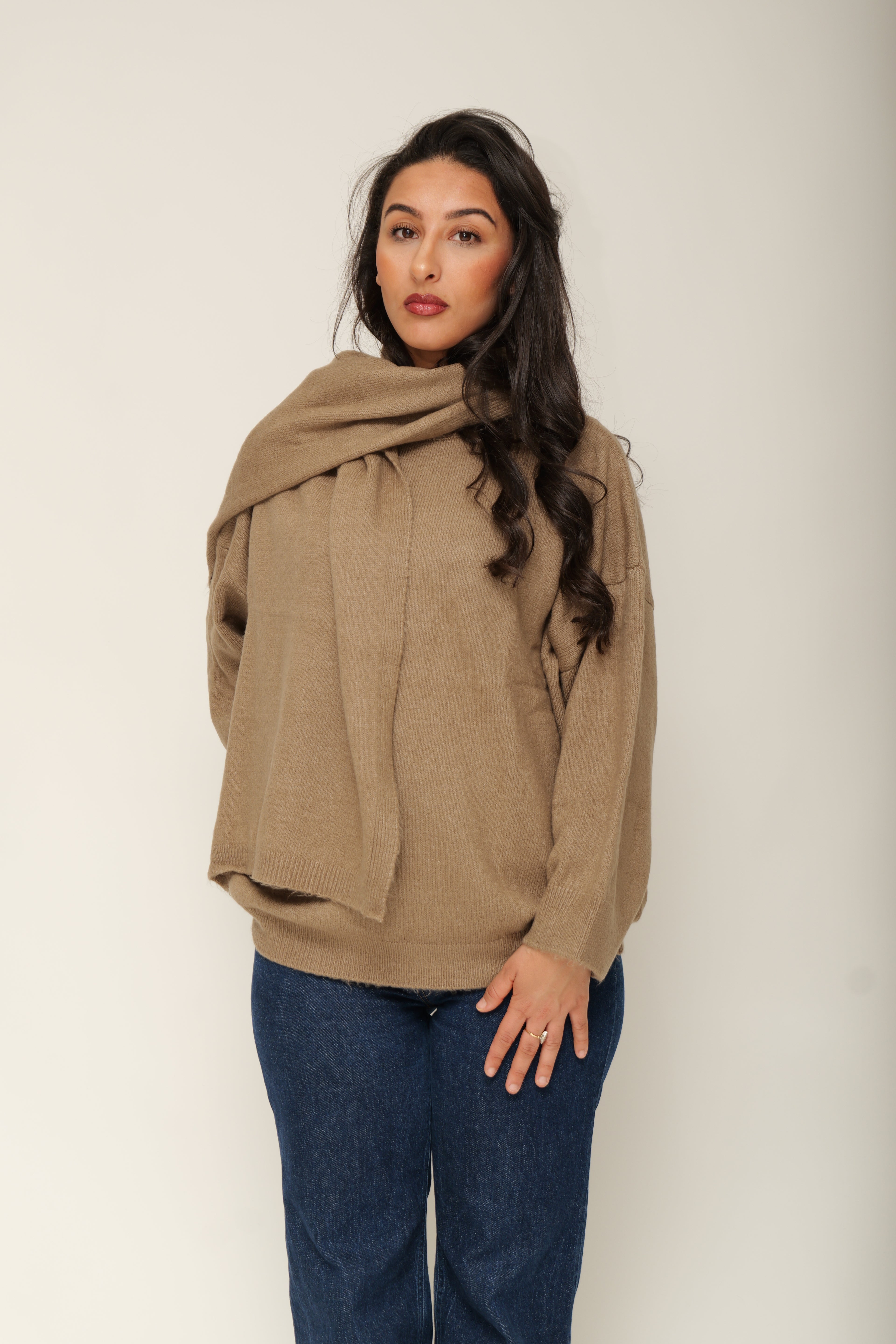 Pull en maille avec écharpe intégrée