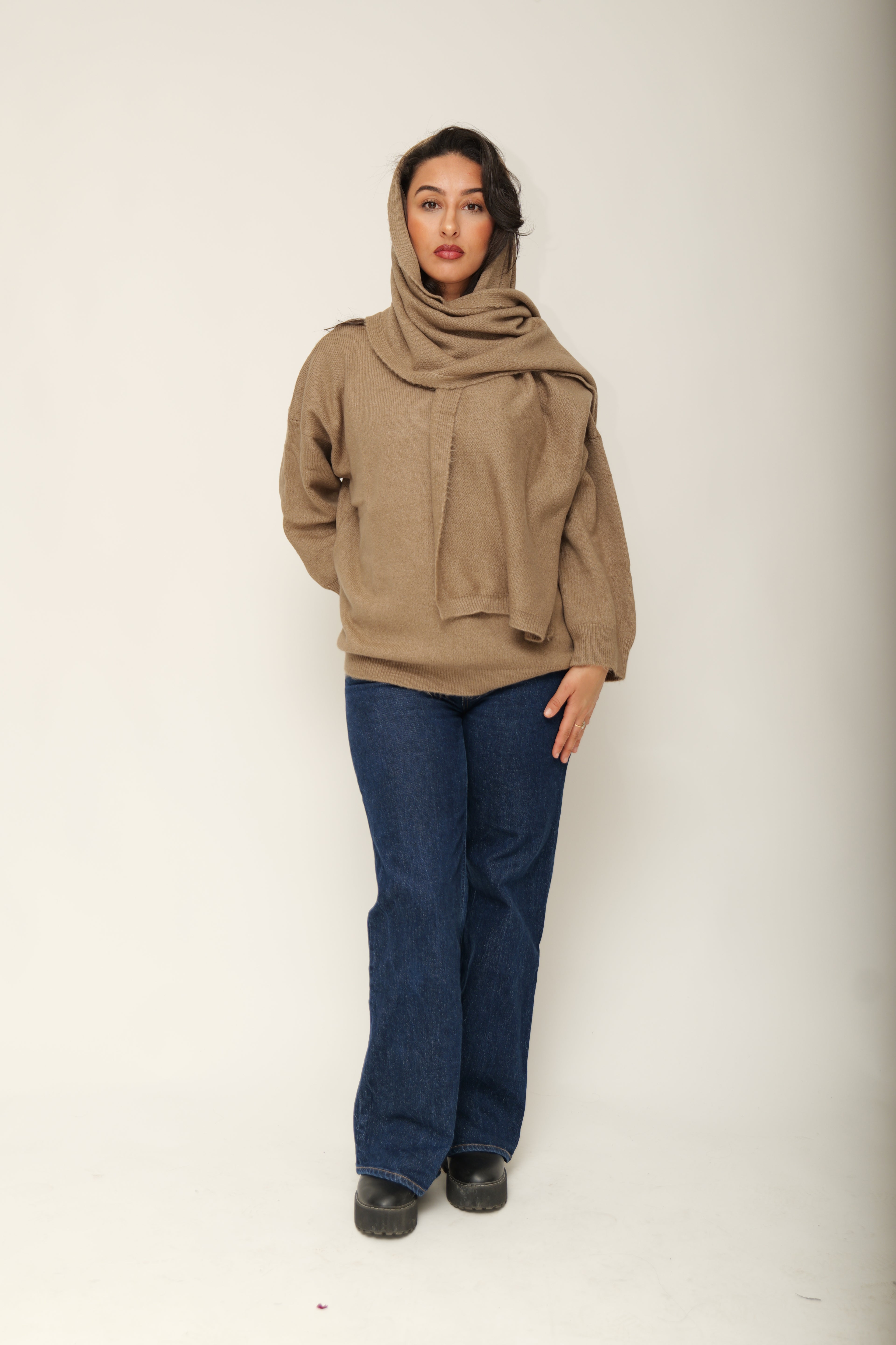 Pull en maille avec écharpe intégrée