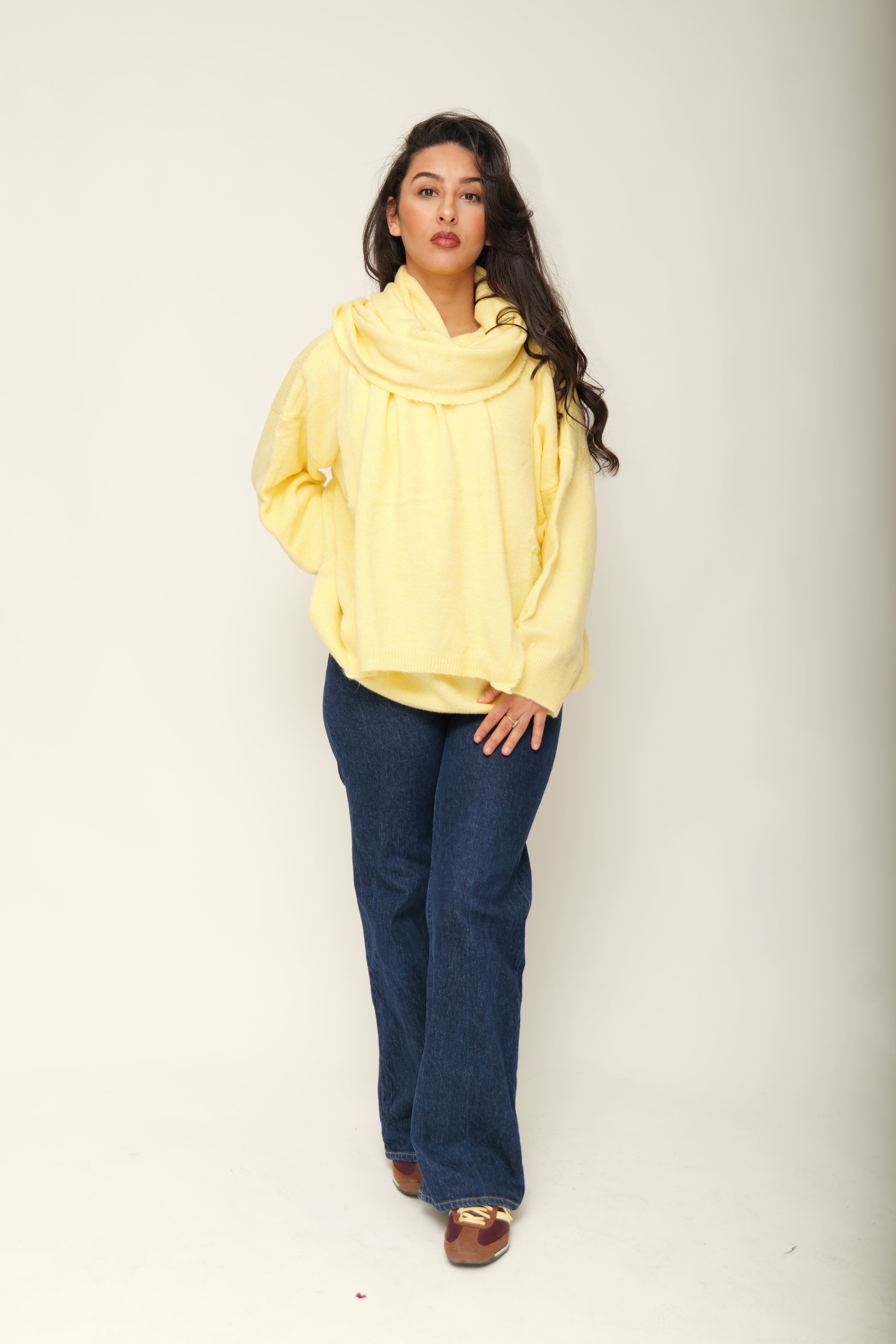 Pull en maille avec écharpe intégrée