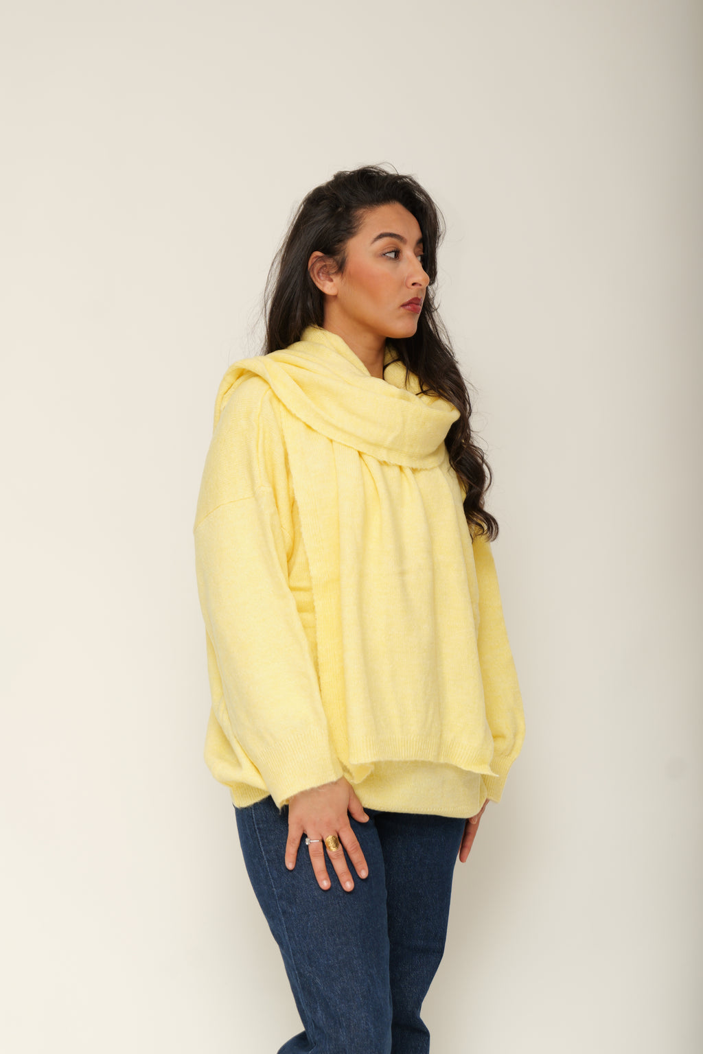 Pull en maille avec écharpe intégrée