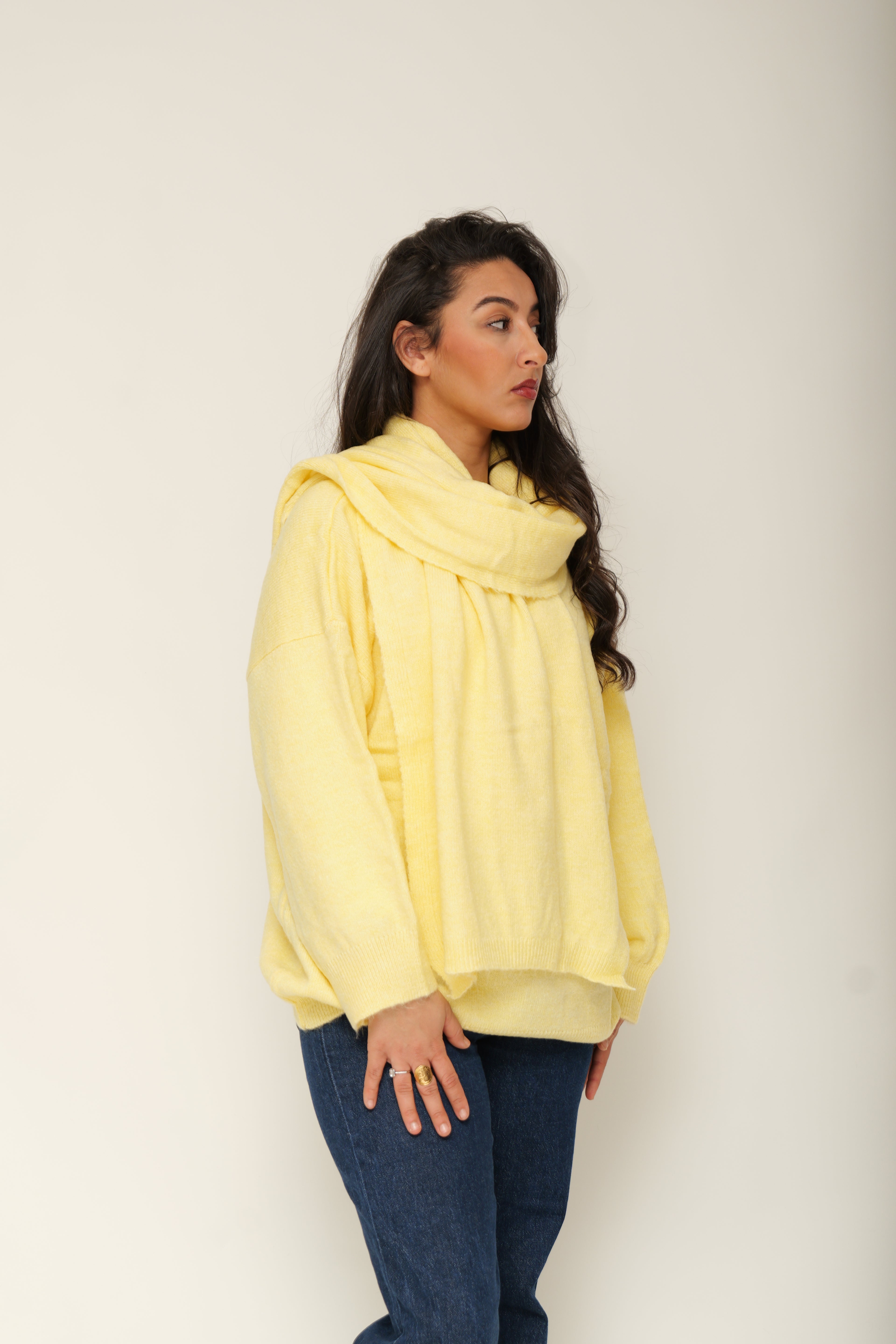 Pull en maille avec écharpe intégrée