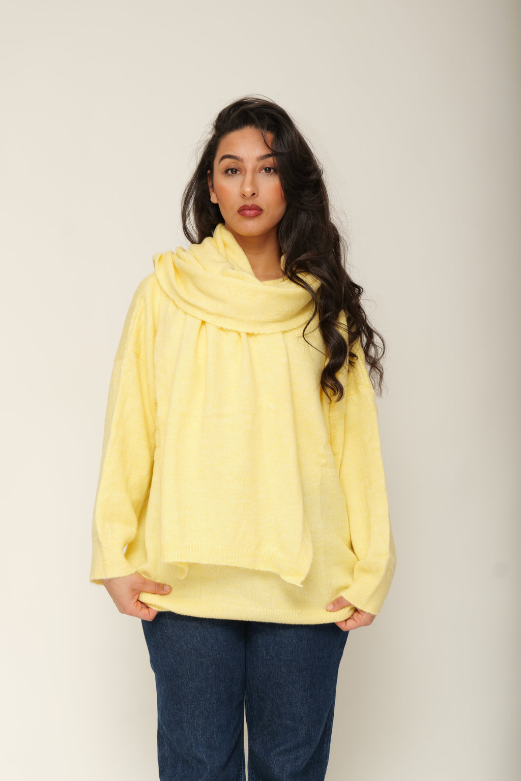 Pull en maille avec écharpe intégrée