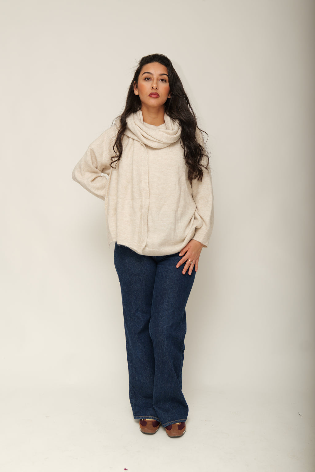 Pull en maille avec écharpe intégrée