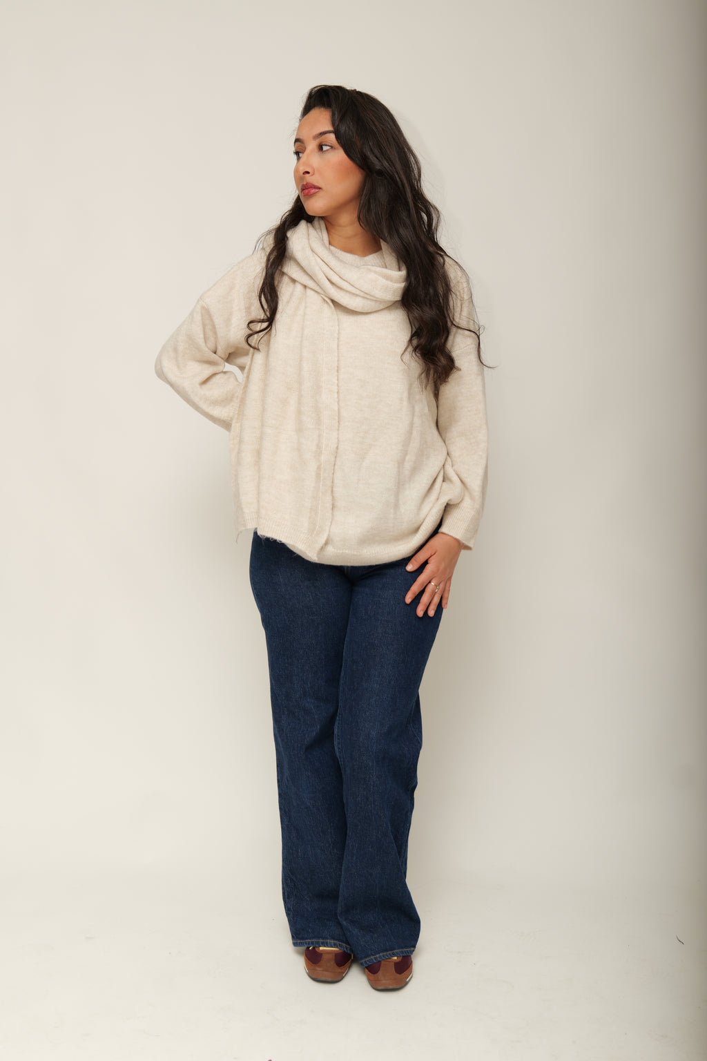 Pull en maille avec écharpe intégrée